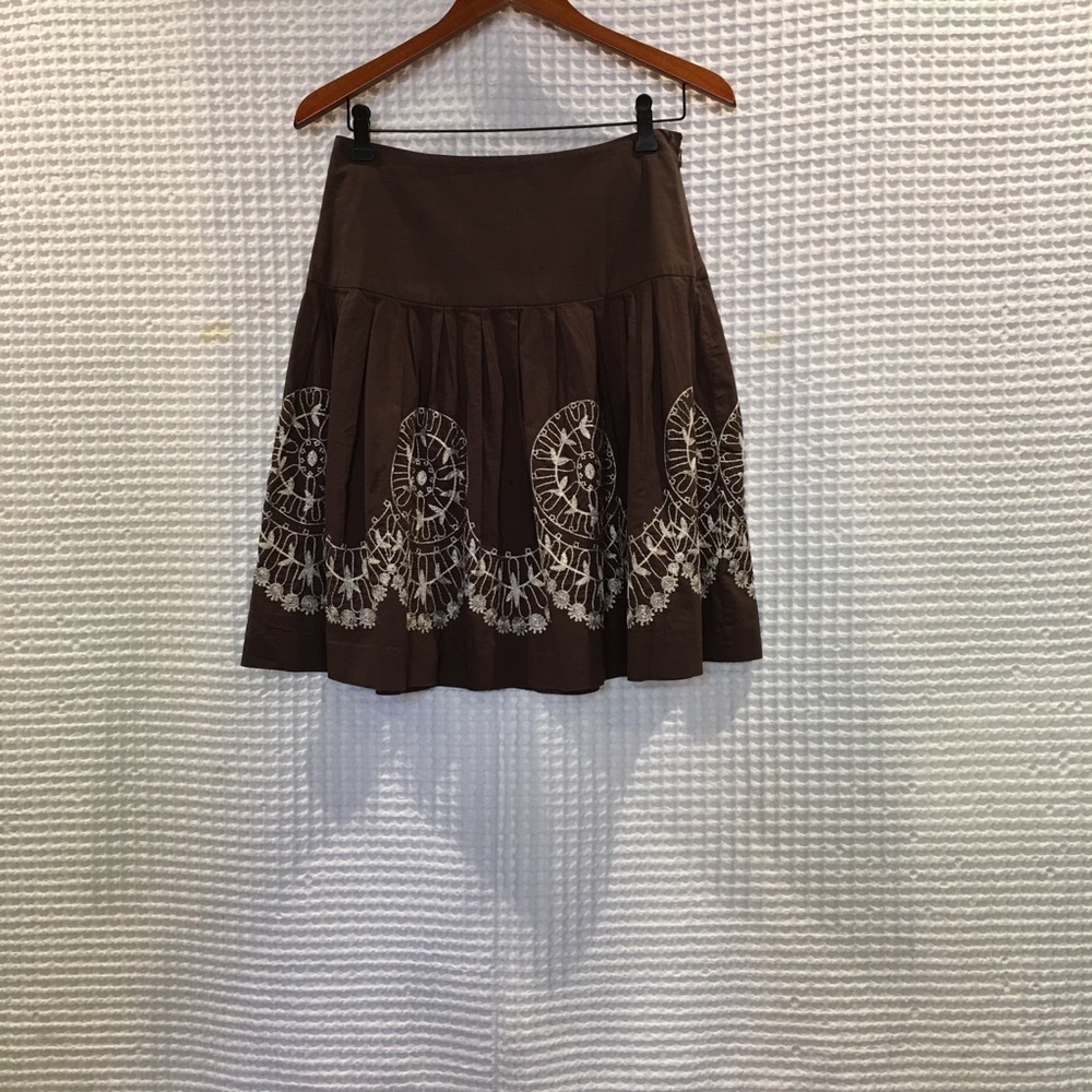 Like New Cotton Motif embroidered skirt. Size 6